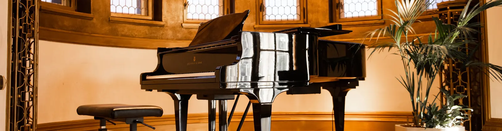 Flügel in einem Unterrichtsraum der Musik- und Kunstschule St. Pölten