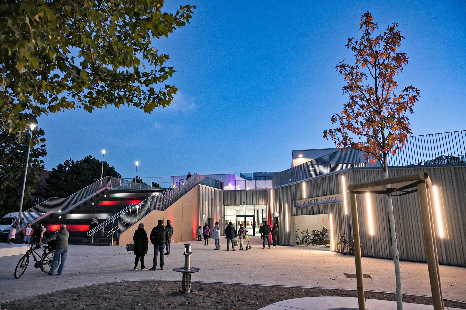 Grillparzercampus der Musik- und Kunstschule St. Pölten am Abend
