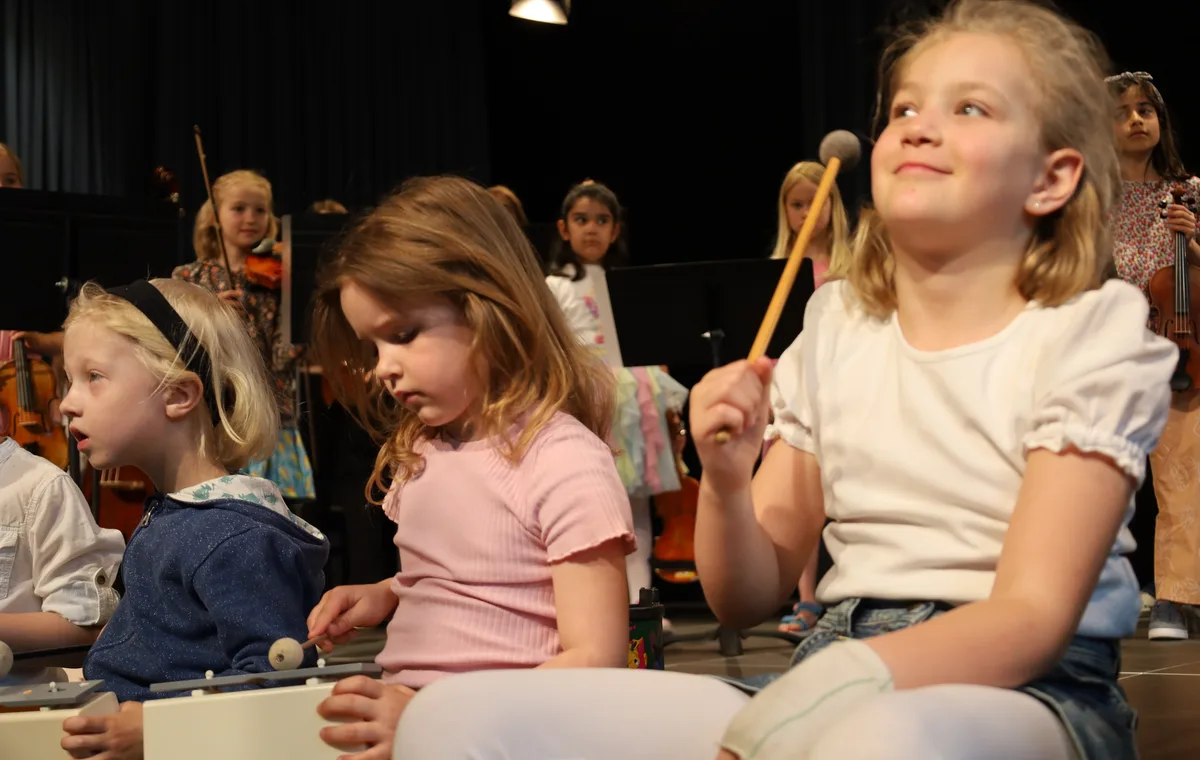 Kinder spielen beim Elementaren Musizieren auf Stabspielen