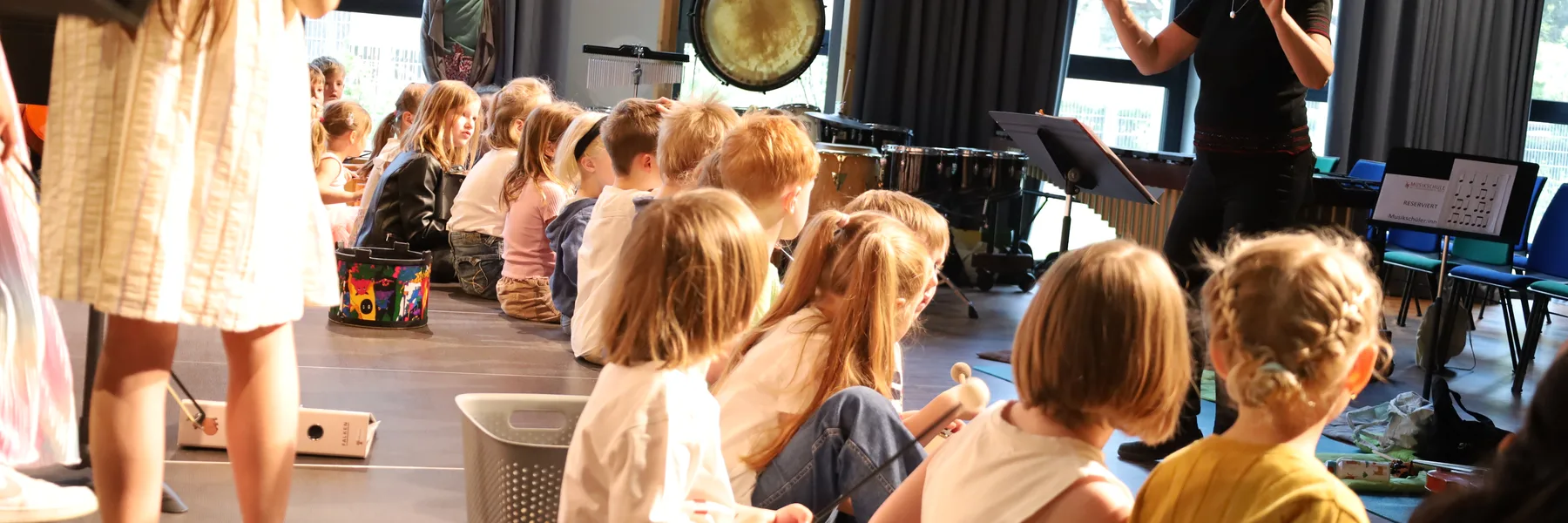 Kinder im Kurs Elementares Musizieren