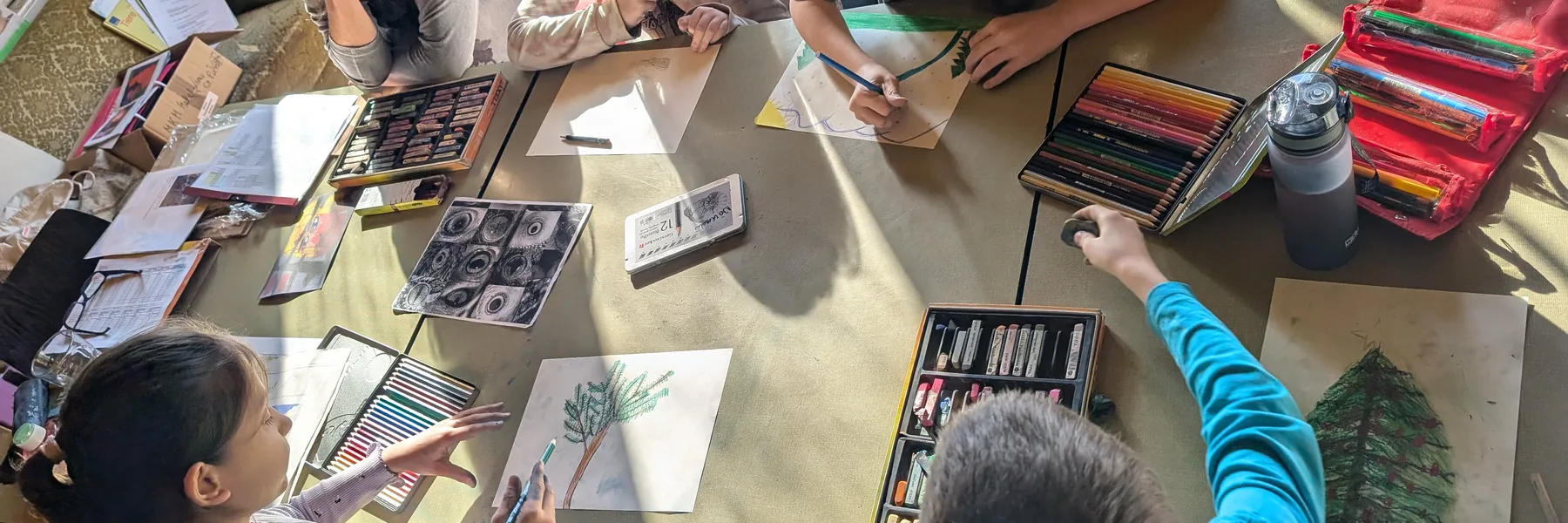 Schuelerinnen und Schueler arbeiten im Atelier der Kunstschule