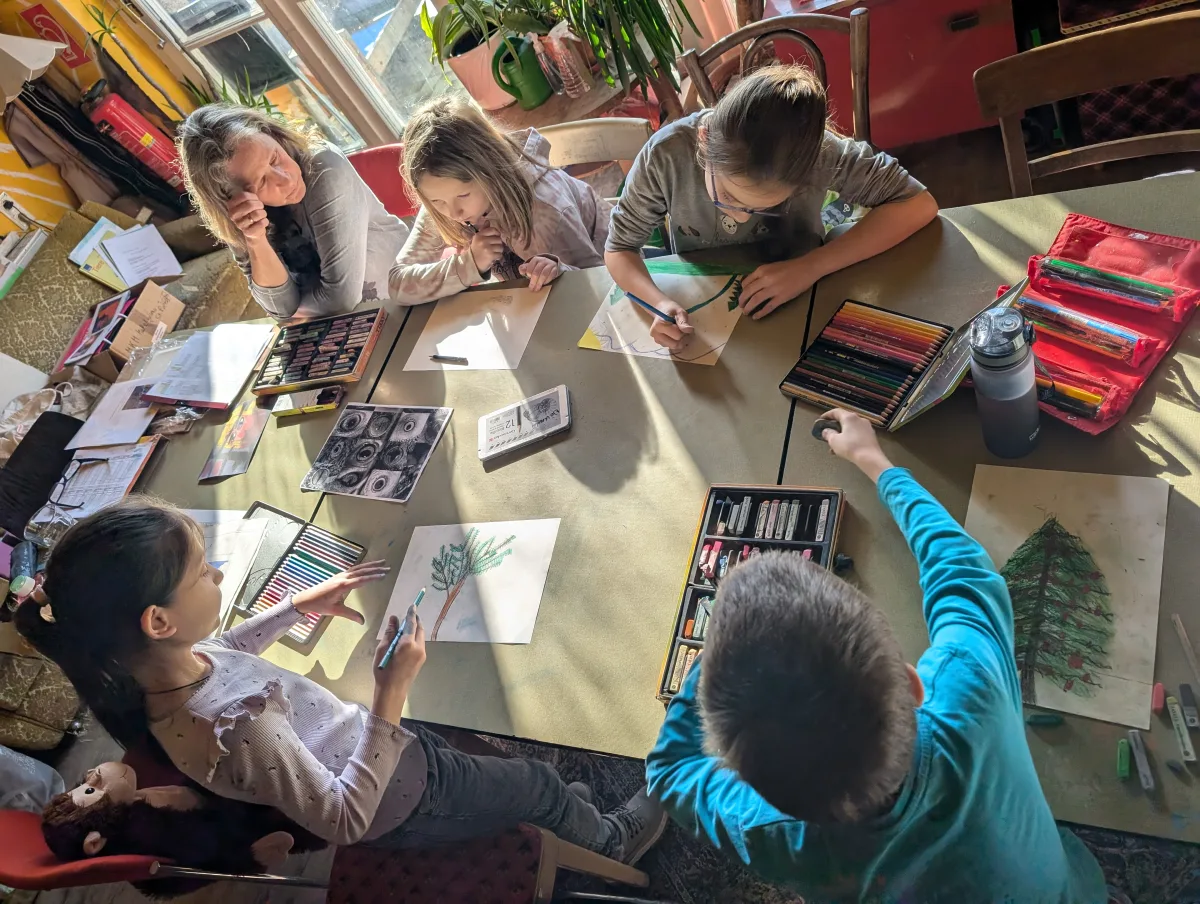 Schuelerinnen und Schueler zeichnen im Atelier