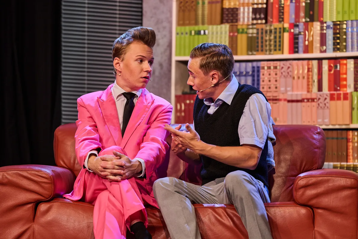 Jugendliche spielen eine Theaterszene auf der Buehne