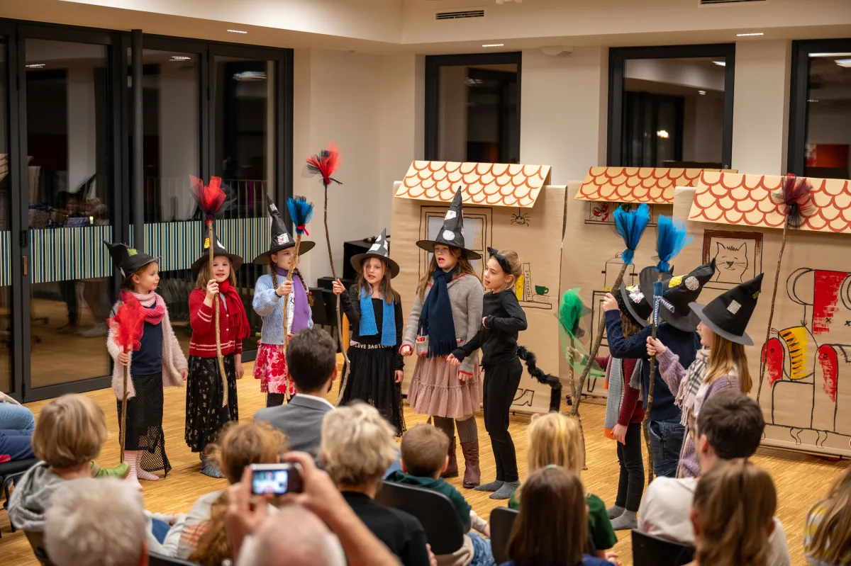 Kinder spielen Theater auf einer Buehne